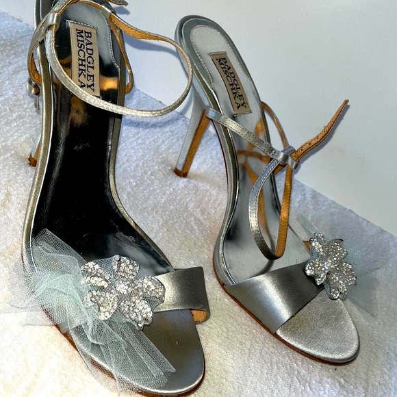 Badgley Mischka silver flower heels - Picture 5 of 10